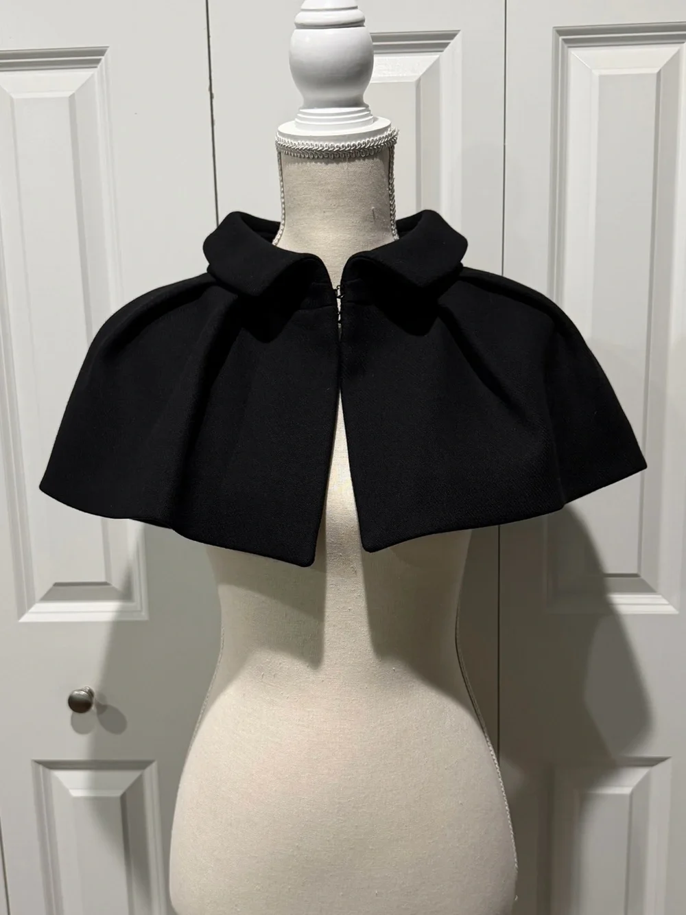 LOUIS VUITTON BLACK WOOL CAPELET - SIZE EU38